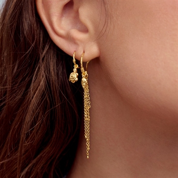 Die Alona-Ohrringe in vergoldete silber von Maanesten